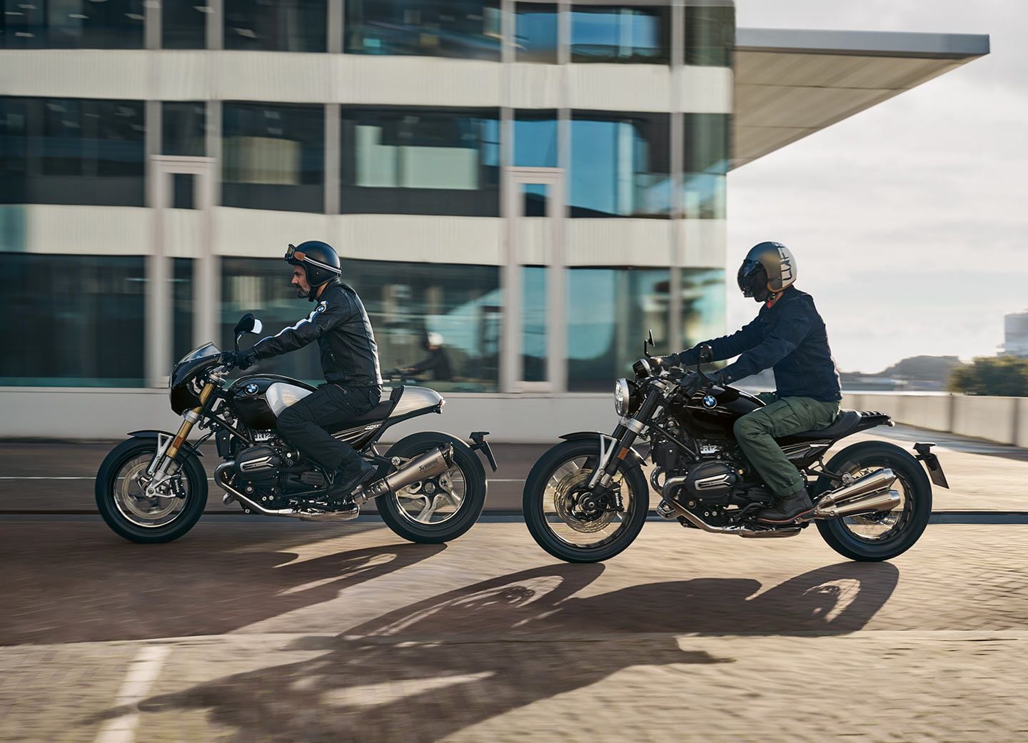 BMW a dévoilé les nouveaux modèles R 12 nineT (à gauche) et R 12 (à droite) pour 2024.