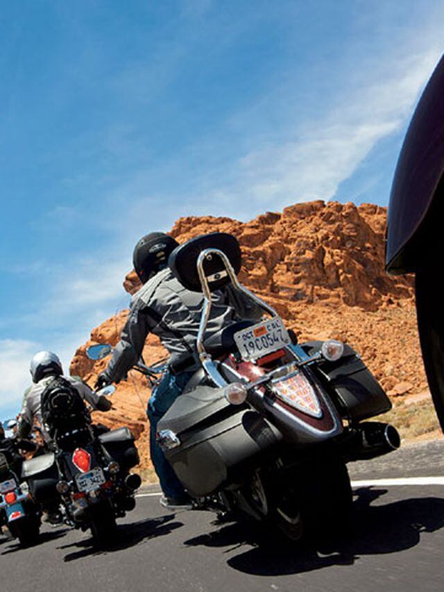 Motorcycle Saddle Bags, 2 Pack Universal PU Leather Saddlebags for Honda  Shadow Suzuki Boulevard Sportster