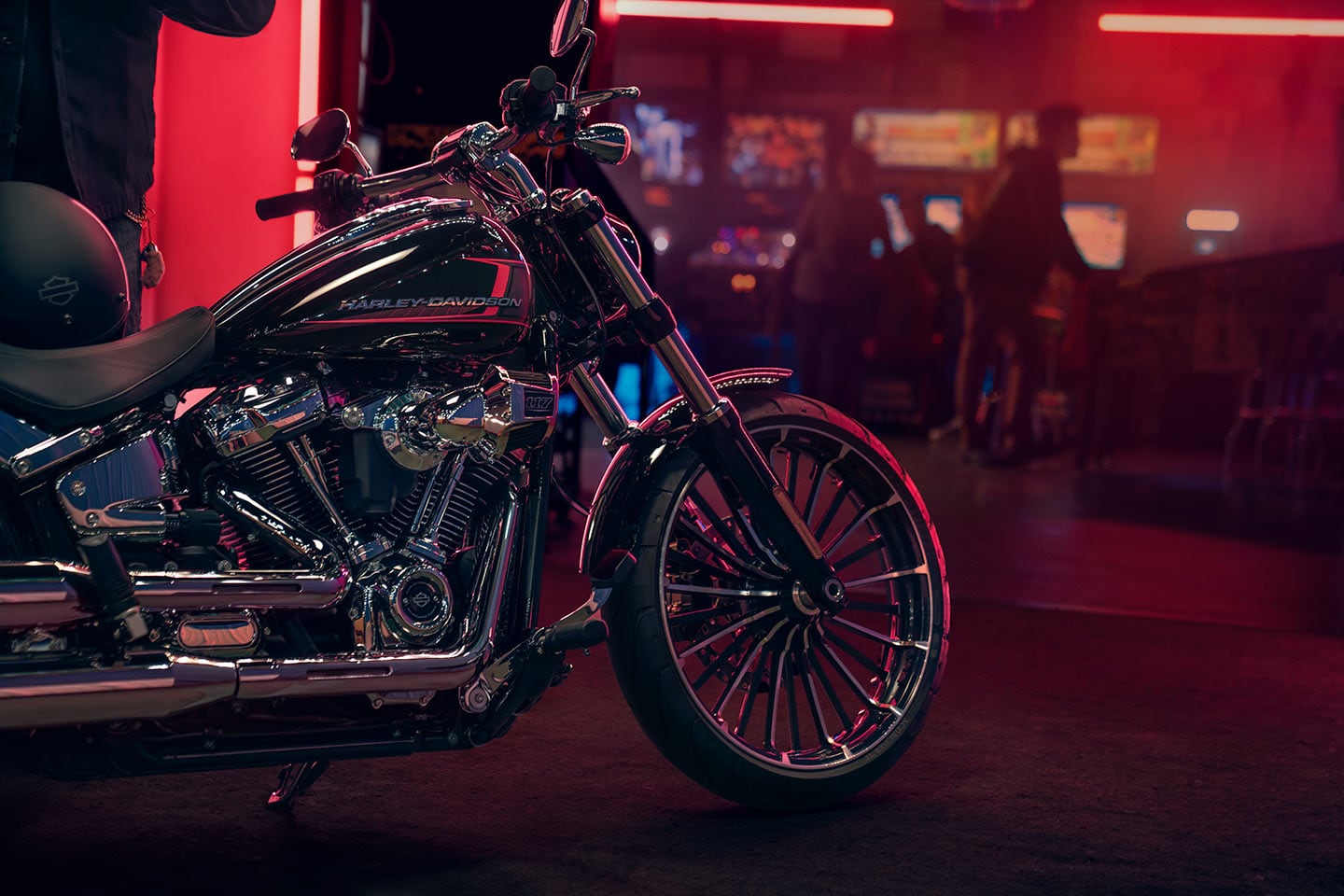 There’s something about the glow of neon on chrome, right? The Milwaukee-Eight 117 breathes through a Heavy Breather intake with an exposed filter. What’s cooler, an exposed air filter hanging out in the breeze or fiberglass-wrapped exhaust headers?
