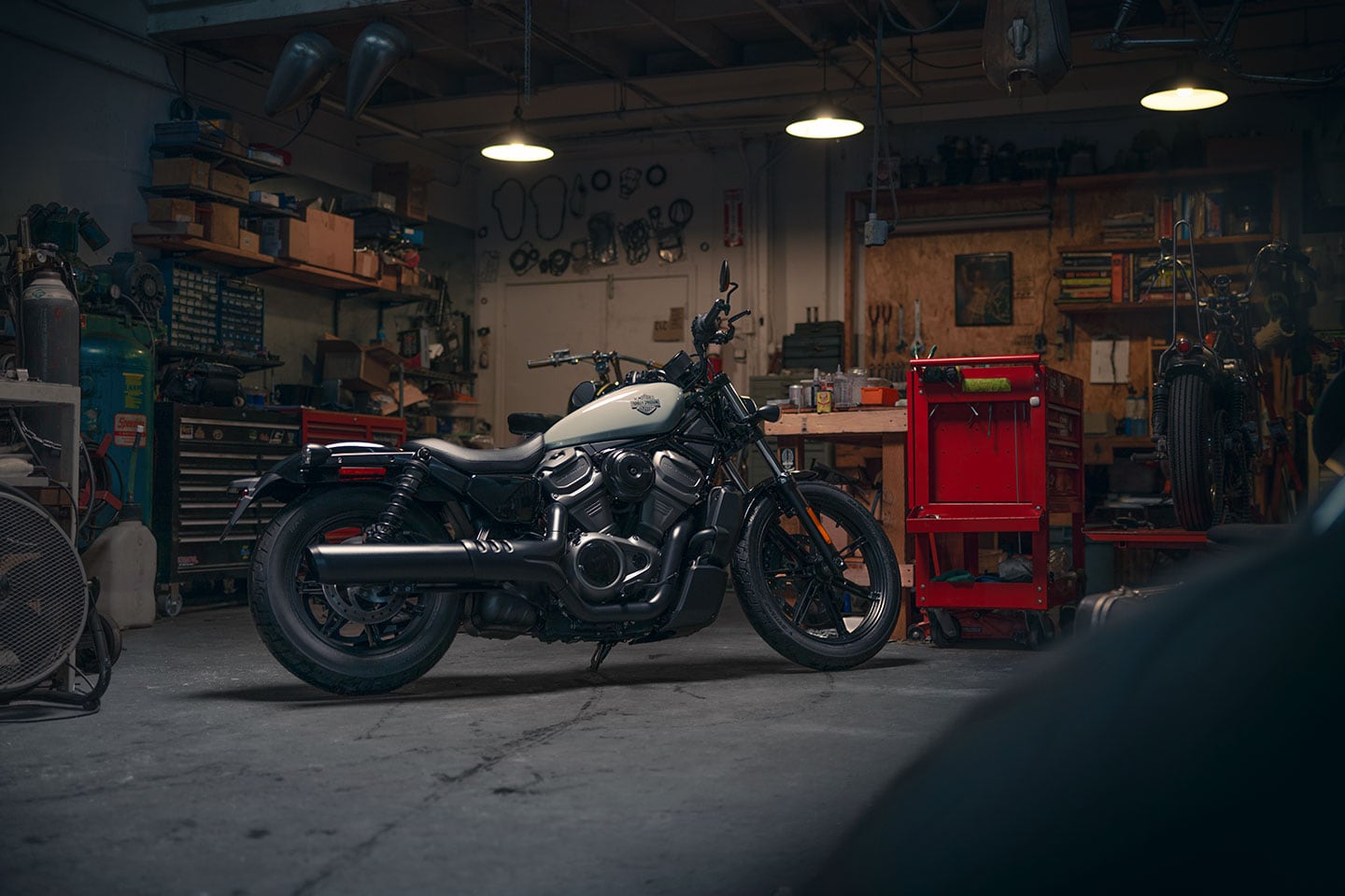 In addition to its decreased capacity, the Revolution Max 975 has new cylinders, pistons, and camshafts. It also has only one spark plug per cylinder where the Sportster S’s 1250T has two. Its four-valve heads have variable valve timing on only the intake side.