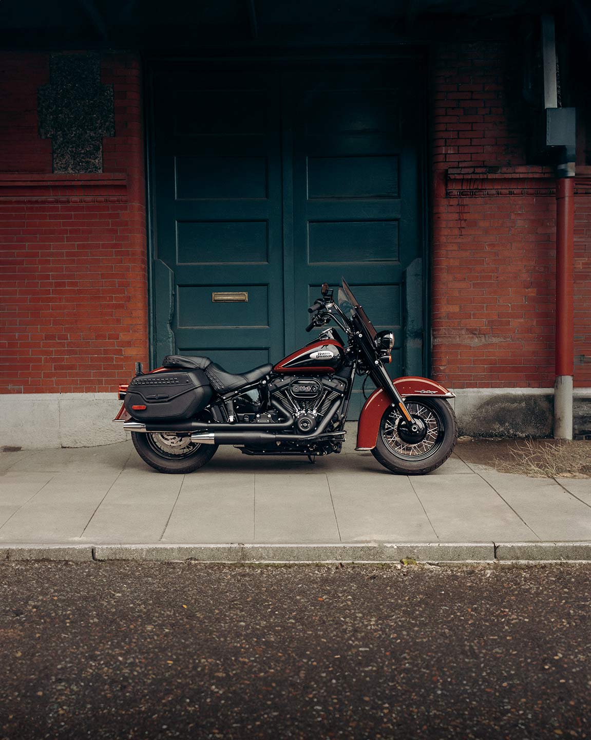 The marriage of the classic two-tone paint job and the blacked-out trim accentuates the retro-modern balance that the Heritage Classic excels at achieving.