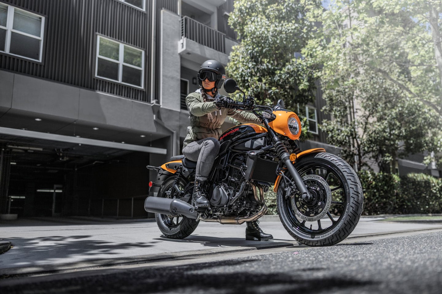 Kawasaki offers the Eliminator in an upscale SE model. Additional features include an exclusive color, a two-pattern seat, headlight cowl, fork boots, ABS, and a waterproof USB-C outlet.